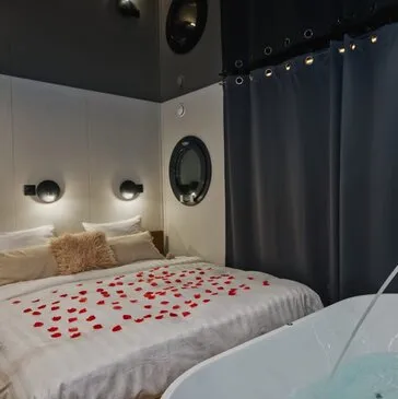 Nuit Insolite en House Boat au coeur des Gorges de la Loire en région Rhône-Alpes Nuit Insolite en House Boat au coeur des Gorges de la Loire en région Rhône-Alpes