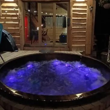 Cabane avec Bain Nordique et Sauna Privatif au Cœur du Haut Jura en région Franche-Comté Cabane avec Bain Nordique et Sauna Privatif au Cœur du Haut Jura en région Franche-Comté