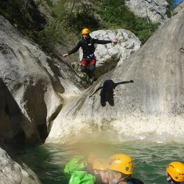 Descente Sportive dans les Gorges du Verdon - Couloir Samson en région PACA et Corse Descente Sportive dans les Gorges du Verdon - Couloir Samson en région PACA et Corse