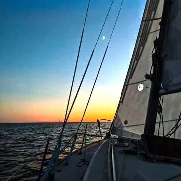 Initiation à la Voile en région PACA et Corse Initiation à la Voile en région PACA et Corse