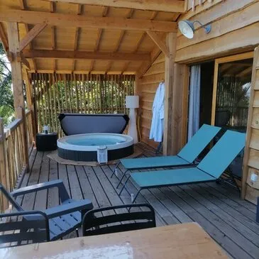 Cabane sur Pilotis avec Jacuzzi Privatif près d'Aurillac en région Auvergne Cabane sur Pilotis avec Jacuzzi Privatif près d'Aurillac en région Auvergne