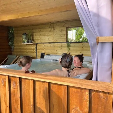 Nuit en Chalet avec Jacuzzi aux Écolodges Bien-Hêtre près de Pau en région Aquitaine