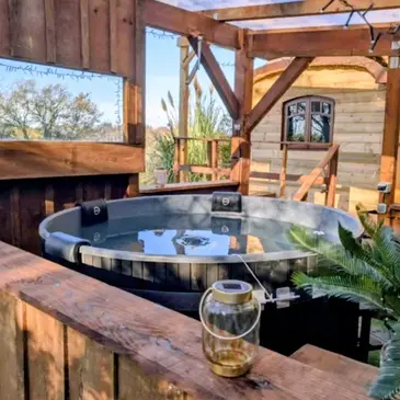 Nuit en Roulotte avec Bain nordique privatif près de Pau en région Aquitaine Nuit en Roulotte avec Bain nordique privatif près de Pau en région Aquitaine