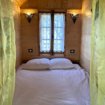 Nuit en Roulotte avec Spa au Domaine de Campras à Saissac en région Languedoc-Roussillon Nuit en Roulotte avec Spa au Domaine de Campras à Saissac en région Languedoc-Roussillon