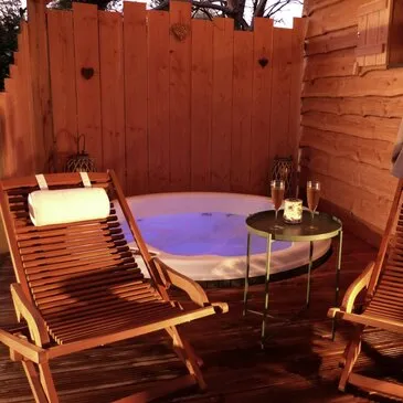 Cabane sur l'Eau avec Spa Privatif à Montereau en région Centre Cabane sur l'Eau avec Spa Privatif à Montereau en région Centre