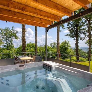 Cabane avec Jacuzzi Privatif à Sarlat en région Aquitaine