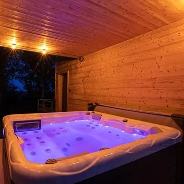 Lodge avec Jacuzzi Privatif à Sarlat en région Aquitaine Lodge avec Jacuzzi Privatif à Sarlat en région Aquitaine