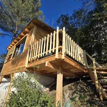 Cabane sur Pilotis avec Jacuzzi Privatif à Aix-en-Provence Cabane sur Pilotis avec Jacuzzi Privatif à Aix-en-Provence