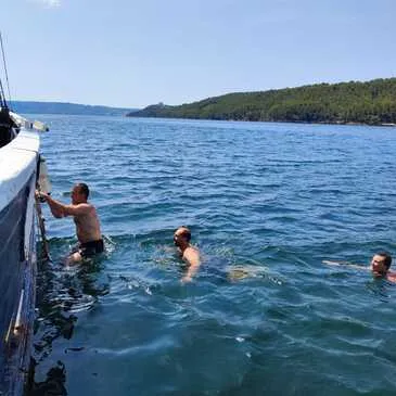 Balade en bateau proche Châteauneuf-les-Martigues, à 30 minutes de Marseille Balade en bateau proche Châteauneuf-les-Martigues, à 30 minutes de Marseille