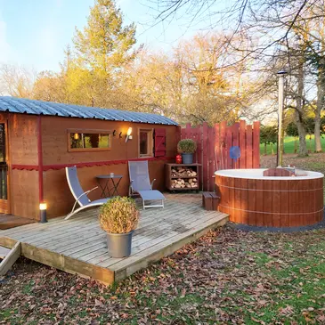 Nuit en Roulotte avec Bain Nordique Privatif près de Saint-Lô