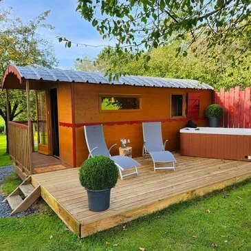 Nuit en Roulotte avec Jacuzzi Privatif près de Saint-Lô Nuit en Roulotte avec Jacuzzi Privatif près de Saint-Lô