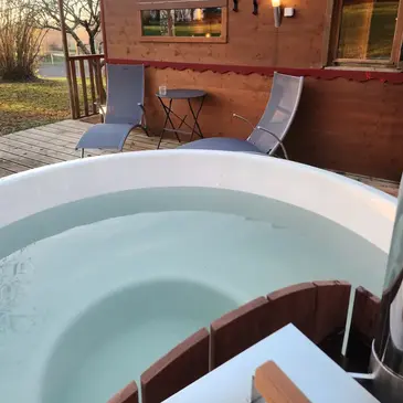 Nuit en Roulotte avec Bain Nordique Privatif près de Saint-Lô en région Normandie Nuit en Roulotte avec Bain Nordique Privatif près de Saint-Lô en région Normandie