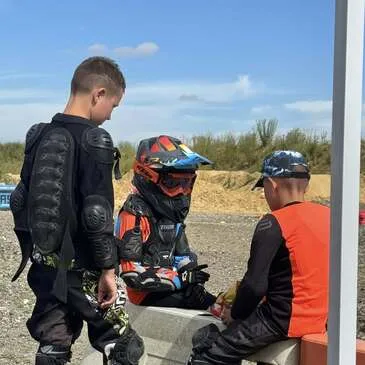 Initiation au Moto-Cross près de Paris en région Ile-de-France Initiation au Moto-Cross près de Paris en région Ile-de-France