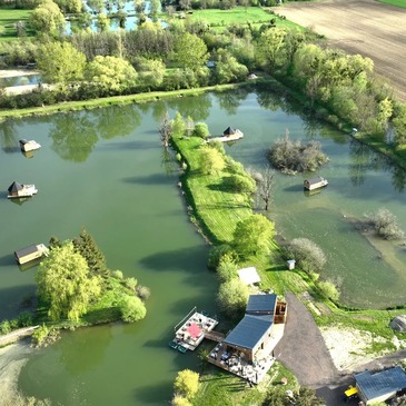 Nuit en Tonneau sur l&#39;Eau à Givrauval près de Bar-le-Duc en région Lorraine