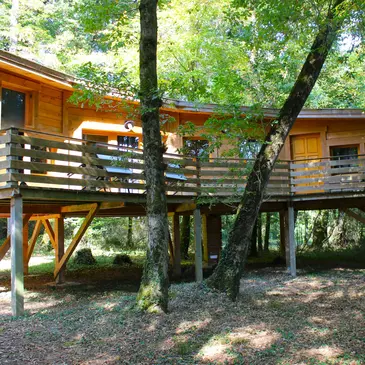 Nuit en Lodge sur Pilotis à Magné