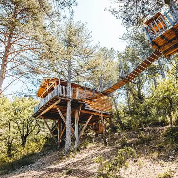 Cabane dans les Arbres avec Spa à Serres