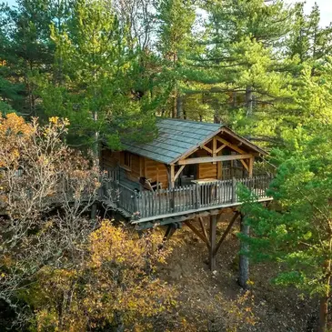Cabane dans les Arbres avec Spa à Serres en région PACA et Corse Cabane dans les Arbres avec Spa à Serres en région PACA et Corse