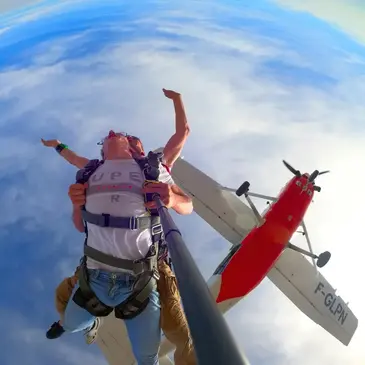 Aérodrome de Tours-Sorigny, à 1h30 de Châteauroux, Indre (36) - Saut en parachute Aérodrome de Tours-Sorigny, à 1h30 de Châteauroux, Indre (36) - Saut en parachute