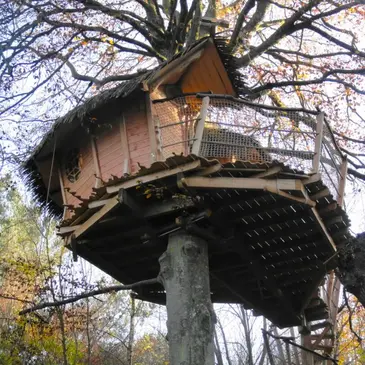 Cabane dans les Arbres à Pléhédel près de Paimpol en région Bretagne