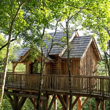 Cabane dans les Arbres avec Spa près de Cahors Cabane dans les Arbres avec Spa près de Cahors