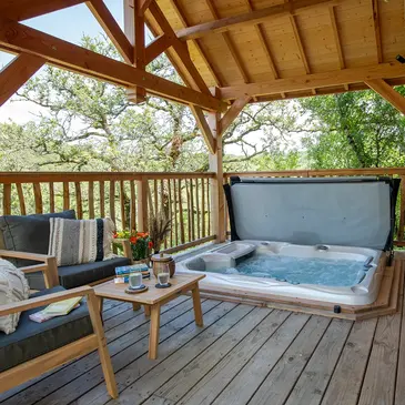 Cabane dans les Arbres avec Spa près de Cahors en région Midi-Pyrénées Cabane dans les Arbres avec Spa près de Cahors en région Midi-Pyrénées