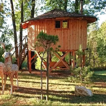 Cabane dans les Arbres avec Spa près d'Annecy Cabane dans les Arbres avec Spa près d'Annecy