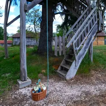 Nuit en Cabane dans les Arbres au Cœur de l'Armagnac en région Midi-Pyrénées Nuit en Cabane dans les Arbres au Cœur de l'Armagnac en région Midi-Pyrénées