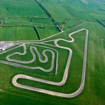 Stage Enfant en Nissan GTR - Circuit de l&#39;Auxois-Sud en région Bourgogne