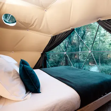 Nuit en Dôme près de Saint-Emilion en région Aquitaine Nuit en Dôme près de Saint-Emilion en région Aquitaine