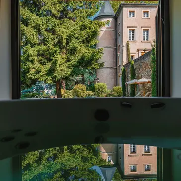 Cabane dans les Arbres avec Spa près de Lyon Cabane dans les Arbres avec Spa près de Lyon
