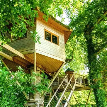 Cabane dans les Arbres avec Spa près de Dinan Cabane dans les Arbres avec Spa près de Dinan