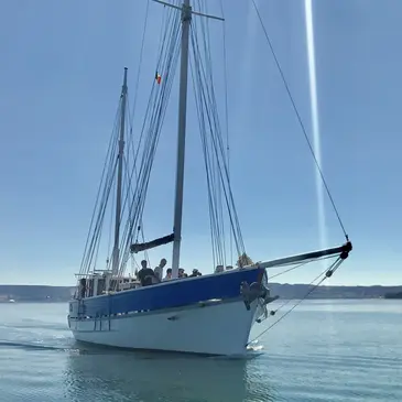 Coucher du Soleil en Voilier dans les Calanques du Frioul en région PACA et Corse