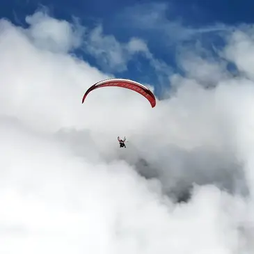 Baptême en Parapente face au Mont Blanc en région Rhône-Alpes Baptême en Parapente face au Mont Blanc en région Rhône-Alpes
