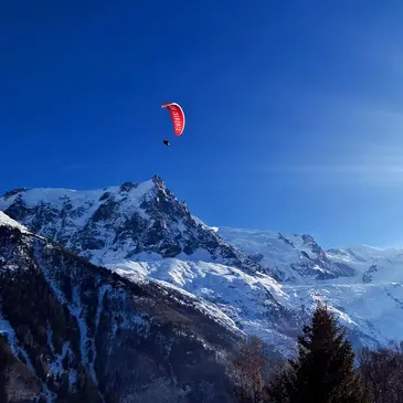 Baptême en Parapente face au Mont Blanc en région Rhône-Alpes Baptême en Parapente face au Mont Blanc en région Rhône-Alpes