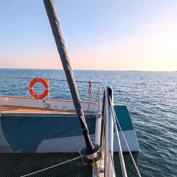 Balade en maxi-catamaran avec brunch à Arzon en région Bretagne