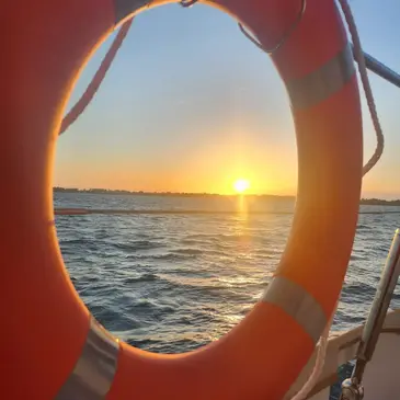 Coucher de soleil en maxi-catamaran dans la Baie de Quiberon en région Bretagne Coucher de soleil en maxi-catamaran dans la Baie de Quiberon en région Bretagne