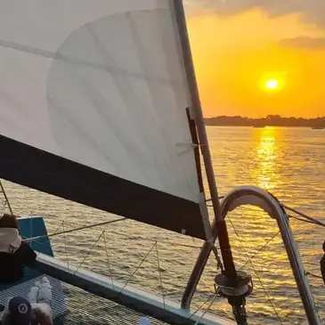 Coucher de soleil et apéritif en maxi-catamaran à Arzon en région Bretagne