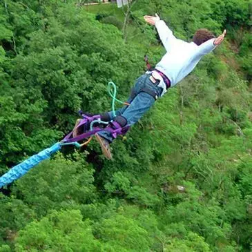 Saut à l'élastique près du Puy en Velay