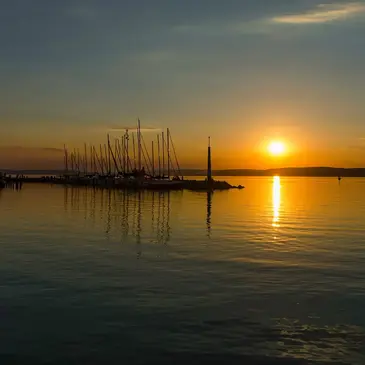 Coucher de Soleil en Bateau sur l'Etang de Thau à Sète Coucher de Soleil en Bateau sur l'Etang de Thau à Sète