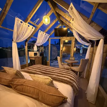 Nuit en Cabane de Verre avec Spa et Sauna Privatifs à Sainteny