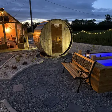 Nuit en Cabane de Verre avec Spa et Sauna Privatifs à Sainteny en région Normandie