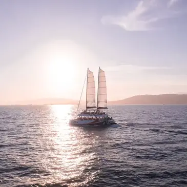 Coucher de soleil en Maxi-Catamaran à Nice Coucher de soleil en Maxi-Catamaran à Nice
