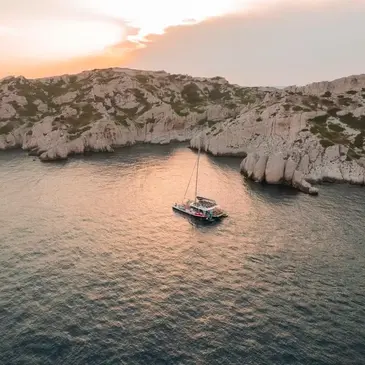 Coucher de Soleil en Maxi-Catamaran avec Dîner à Marseille