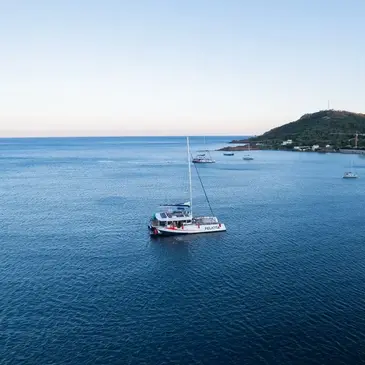 Coucher de soleil en Maxi-Catamaran à Saint-Raphaël en région PACA et Corse Coucher de soleil en Maxi-Catamaran à Saint-Raphaël en région PACA et Corse