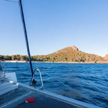 Coucher de soleil en Maxi-Catamaran à Saint-Raphaël en région PACA et Corse Coucher de soleil en Maxi-Catamaran à Saint-Raphaël en région PACA et Corse