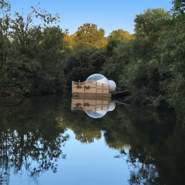 Nuit en Bulle sur l'Eau à La Roche Maurice près de Landerneau en région Bretagne Nuit en Bulle sur l'Eau à La Roche Maurice près de Landerneau en région Bretagne
