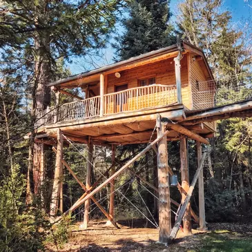 Cabane dans les Arbres avec Spa Privatif à St-Pierre-d'Argençon