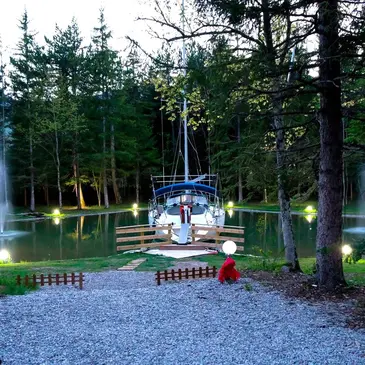 Nuit Insolite en Bateau avec Spa Privatif à St-Pierre-d'Argençon en région PACA et Corse