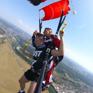Saut en parachute proche Aérodrome de Montbéliard - Courcelles Saut en parachute proche Aérodrome de Montbéliard - Courcelles