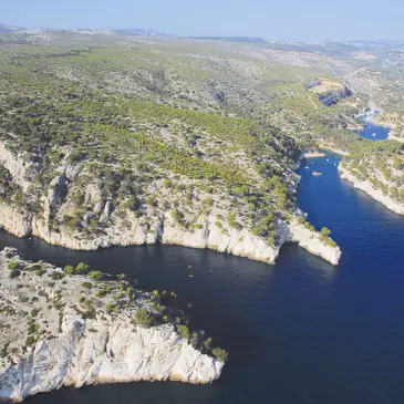 Baptême en Hélicoptère - Survol des Calanques de Marseille en région PACA et Corse Baptême en Hélicoptère - Survol des Calanques de Marseille en région PACA et Corse